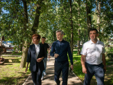 василий Анохин встретился с жителями Сычевского района и проверил ход реконструкции Парка Сыча в райцентре - фото - 1