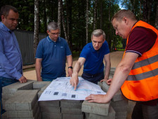 василий Анохин проверил ход благоустройства Лопатинского сада в Смоленске - фото - 1