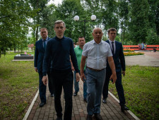 василий Анохин проверил ход реконструкции водопроводных сетей в Хиславичах - фото - 1