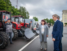 врио Губернатора Василий Анохин принял участие в церемонии передачи новой спецтехники для уборки города - фото - 1