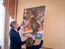 врио Губернатора Василий Анохин встретился с женой и сыном Героя России Александра Бичаева - фото - 1