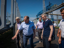 глава региона Василий Анохин принял участие в церемонии отправки первой партии новых вагон-платформ Рославльского вагоноремонтного завода - фото - 1