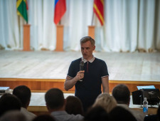 врио Губернатора Василий Анохин провел встречу с жителями Шумячского района - фото - 1
