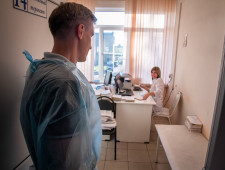 глава региона Василий Анохин поручил провести ремонт 3 этажа участковой больницы в Шумячах - фото - 1