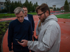 врио Губернатора Василий Анохин проверил ход работ по благоустройству «умной» спортивной площадки в селе Вязьма-Брянская - фото - 1