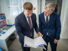 врио Губернатора Василий Анохин обсудил с генеральным директором АО «Почта России» Михаилом Волковым обновление почтовых отделений - фото - 2