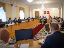 василий Анохин обсудил с членами Администрации области вопрос капитального ремонта школ - фото - 1