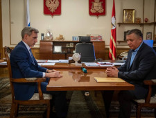 василий Анохин провел встречи с главами Рославльского и Починковского районов по итогам поездок в муниципалитеты - фото - 1