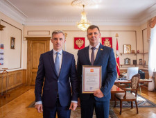 василий Анохин передал Благодарность Президента Артему Малащенкову - фото - 1