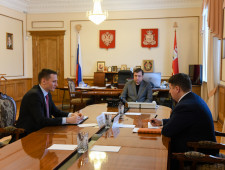 губернатор Алексей Островский провел рабочую встречу с генеральным директором АО «Производственное объединение «Кристалл» Дмитрием Амелькиным - фото - 1