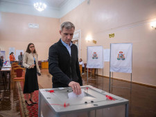 василий Анохин проголосовал на выборах губернатора и депутатов областной Думы - фото - 1