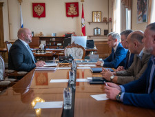 рабочая встреча Губернатора Василия Анохина с начальником ФКУ Упрдор Москва - Бобруйск Александром Яхнюком - фото - 1