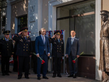 губернатор Василий Анохин принял участие в церемонии открытия памятника постовому советской милиции сержанту Викторину Курицыну - фото - 1