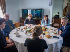 губернатор Василий Анохин встретился с родственниками Героя России Дмитрия Беляева - фото - 1