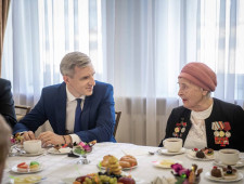 глава региона Василий Анохин встретился с бывшими малолетними узниками фашистских концлагерей - фото - 1