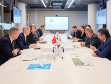 губернатор Василий Анохин встретился с генеральным директором Госкомпании ДОМ.РФ Виталием Мутко - фото - 1