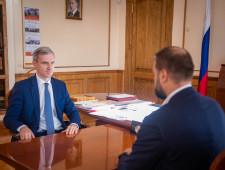 губернатор Василий Анохин провел рабочую встречу с Депутатом Государственной Думы Артемом Туровым - фото - 1