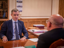 губернатор Василий Анохин провел рабочую встречу с Уполномоченным по правам человека в Смоленской области Александром Капустиным - фото - 1