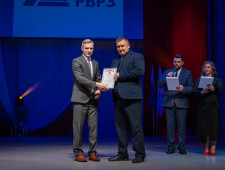 губернатор Василий Анохин поздравил коллектив Рославльского ВРЗ со 155-летием завода - фото - 1