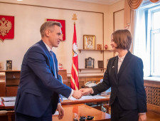 василий Анохин встретился с обладателем областного гранта на реализацию проекта помощи онкобольным детям, школьницей Дарьей Серой - фото - 1