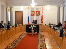 губернатор Алексей Островский провел рабочее совещание, посвященное актуальным вопросам региональной системы здравоохранения - фото - 1