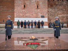 губернатор Василий Анохин передал страницы о героической истории Смоленщины в Книгу Памяти «Россия – страна Героев» - фото - 1