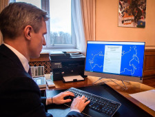 губернатор Василий Анохин прошел тестирование на знание Конституции Российской Федерации - фото - 1