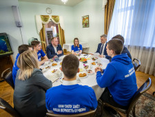 василий Анохин встретился с представителями регионального отделения Молодой Гвардии Единой России - фото - 1