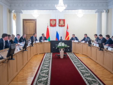 рабочая встреча Губернатора Василия Анохина с Чрезвычайным и Полномочным Послом Республики Беларусь в РФ Дмитрием Крутым - фото - 1