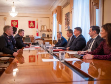 губернатор Василий Анохин и начальник МЖД Валерий Танаев обсудили вопросы транспортного сотрудничества - фото - 1