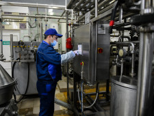 губернатор Алексей Островский ознакомился с работой сельскохозяйственного кооператива «Васьковский» - фото - 1