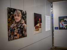 губернатор Василий Анохин открыл фотовыставку «Путь Героя», посвященную Герою России Александру Бичаеву - фото - 1