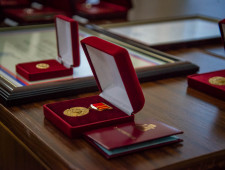 в День Конституции Губернатор Василий Анохин вручил смолянам государственные награды - фото - 1