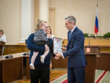 василий Анохин наградил победителей фотоконкурса «Семьи счастливые моменты» и регионального этапа Всероссийского конкурса «Семья года» - фото - 2