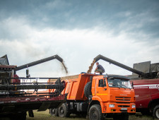 василий Анохин: в 2023 году на развитие АПК вложено 2,8 млрд рублей - фото - 1