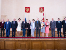 в Правительстве Смоленской области ко Дню России вручили награды - фото - 1