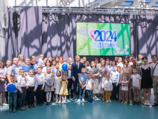 василий Анохин наградил многодетных мам региональным Почётным знаком «Материнская слава» - фото - 1