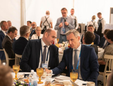 на форуме в Калуге рассмотрели меры поддержки для улучшения городской среды и роста семей - фото - 1