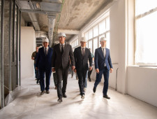 вице-премьер РФ Дмитрий Чернышенко ознакомился с ходом строительства школы на 1000 мест в Смоленске - фото - 1