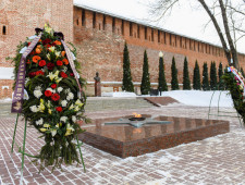 губернатор Алексей Островский почтил память защитников Отечества, возложив цветы к Вечному огню - фото - 1