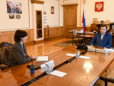 рабочая встреча Губернатора Алексея Островского с лидером проекта «Море добра» Екатериной Семкиной - фото - 1