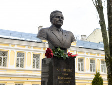 губернатор Алексей Островский принял участие в торжественной церемонии возложения цветов к бюсту Ивана Ефимовича Клименко - фото - 1