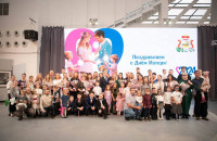 василий Анохин вручил почетные знаки "Материнская слава" - фото - 1