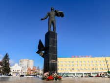 губернатор Алексей Островский принял участие в торжественном мероприятии, приуроченном к 87-й годовщине со Дня рождения Юрия Алексеевича Гагарина - фото - 1