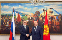 василий Анохин провел рабочую встречу с Чрезвычайным и Полномочным Послом Кыргызской Республики в РФ Кубанычбеком Боконтаевым - фото - 1