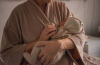 василий Анохин поздравил семью первого родившегося ребенка в Новом году - фото - 1