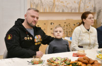 василий Анохин встретился с участниками СВО и их семьями - фото - 1