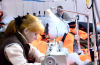 василий Анохин посетил филиал "Рославльской швейной фабрики" в Шумячском округе - фото - 1