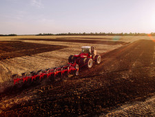 для проведения весеннего сева сельхозпредприятиям региона направят свыше тысячи тонн минеральных удобрений - фото - 1