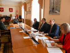 губернатор Алексей Островский провел рабочее совещание, посвященное ремонту улично-дорожной сети региона - фото - 1